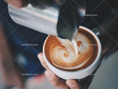 تصویر با کیفیت مرد در حال سرو قهوه